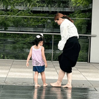 平野ノラ、4歳愛娘と銀座へ！微笑ましい親子の水遊びSHOT公開「わんぱくおてんば娘ですから」