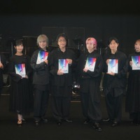 (左から)岸尾だいすけ、佐倉綾音、岡本信彦、緑川光、佐久間大介、下野紘、井上麻里奈 (提供写真)