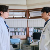 新田真剣佑、松本潤「19番目のカルテ」第3話(C)TBSスパークル/TBS(撮影:加藤春日)