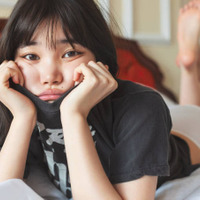 元BiSHのセントチヒロ・チッチ、ほっそり美脚チラリのナチュラルSHOT！初の写真集で“二面性”を表現