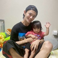 「メロい」佐野勇斗、親友の子供を抱っこしたほっこりSHOTに反響「将来絶対いいパパになるよ！」