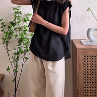 真夏にぴったりの涼しさ。軽やかに着こなす、黒×アイボリーの涼感スタイル【40代の毎日コーデ】