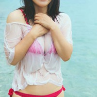 磯山さやか、ふんわり美ボディ際立つビキニSHOTに釘付け！デビュー25周年の“グラビアレジェンド”の魅力が全開