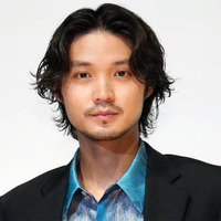 磯村勇斗、夜空を見上げる『ぼくほし』SHOTにファンうっとり「素敵なお写真」「ああ、かっこいい」