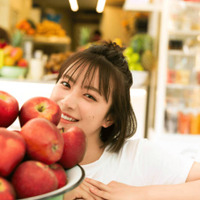 注目の若手俳優・藤崎ゆみあ、笑顔が眩しいお茶目SHOT披露！ギリシャを舞台にナチュラルな魅力があふれる