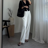 この夏、ぜひ挑戦を！ショート丈トップス×ハイウエストワイドパンツのスタイルアップ術【40代の毎日コーデ】