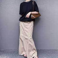 ドローコードが肝。トップスの裾を自分仕様にアレンジしたメリハリスタイル【40代の毎日コーデ】