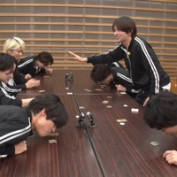 パッ道/(左手前から時計回りに)松島聡、菊池風磨、篠塚大輝、寺西拓人、佐藤勝利、橋本将生、猪俣周杜、原嘉孝(C)フジテレビ