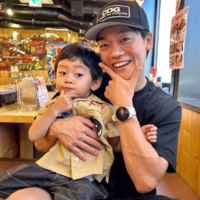 おばたのお兄さん、1歳愛息子と“お揃いポーズ”でパシャリ！親子2SHOT披露「久しぶりの家族タイム」