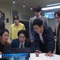 （左から時計回りに）高木雄也、足立梨花、野村康太、丸山礼、伊藤淳史、相葉雅紀、大森南朋「大追跡～警視庁SSBC強行犯係～」第7話（C）テレビ朝日・東映