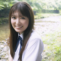 乃木坂46小川彩、夏の川辺をバックに自然体な笑顔がキラリ！透明感あふれる制服SHOT公開