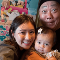 西野未姫、愛娘が映画館デビュー！夫・山本圭壱を交えた3SHOTに「ほんとお2人にそっくり」「可愛い家族」の声