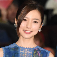 真野恵里菜、夏にぴったり♪【スタバ】“ピーチが主役”の新作を絶賛「かなりハマってる」