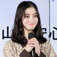 橋本環奈、美脚披露のミニ丈ワンピSHOTに絶賛の声「最高」「綺麗すぎます！」