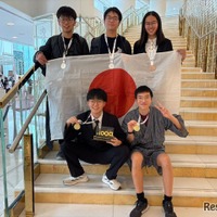 第18回国際天文学・天体物理学オリンピック閉会式後の日本代表生徒ら(2025年8月21日撮影)