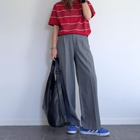 【ユニクロ】赤ポロが主役。グレー合わせでこなれる大人カジュアルコーデ【40代の毎日コーデ】