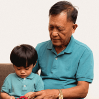 4歳の孫と遊ぶじいじ　孫「大好きだよ！」と言った瞬間⇒頑固なじいじの”意外な反応”に「ほっこり」「尊い」