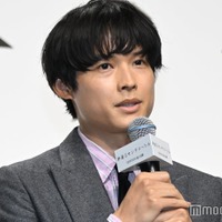 ずっと1人で喋っていることを心配する松村北斗(C)モデルプレス