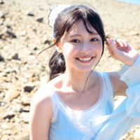 椛島光、爽やか肌見せコーデで笑顔がキラリ！“心の距離感45cm”をテーマにした物語を紡ぐ