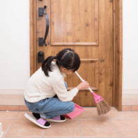 祖母の家にきた小2の孫…朝から玄関掃除している理由と聞くと⇒祖母思いな発言に「心が温かい」