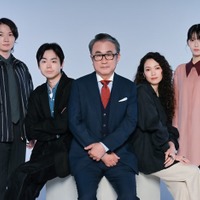 (左から)神木隆之介、菅田将暉、三谷幸喜、二階堂ふみ、浜辺美波(C)フジテレビ