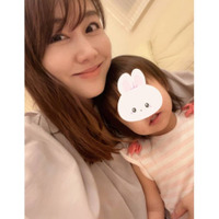 安めぐみ、“話す言葉が一気に増えた”1歳次女とパシャリ「パパ、ママ、ねぇね、じぃじに加えて…」