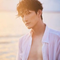 磯野大、海をバックに引き締まった肉体がチラリ！伊豆諸島を舞台に多彩な魅力が光る