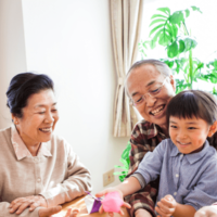 朝食を食べる70代の祖父母と孫　次の瞬間⇒祖父の”古い言葉”に「微笑ましい」「祖母も加わった」