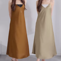 【ユニクロ】深みカラーのとろみワンピ。秋まで映えるキレイめサテンは今が買い【40代の毎日コーデ】