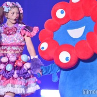 しなこ、ミャクミャク(C)モデルプレス