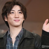 手を振る京本大我（C）モデルプレス