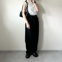上下【ユニクロ】で完成。名品デニムで魅せるシンプル都会派バランス【40代の毎日コーデ】