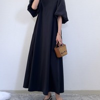 1枚持っていたい洗練デザインの黒ワンピ。さまざまなシーンで似合う着こなしを楽しんで【40代の毎日コーデ】
