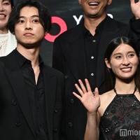 ファンの撮影タイムでポーズを決める山崎賢人、土屋太鳳（C）モデルプレス