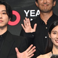 「今際の国のアリス」シーズン3グローバルファンイベントに登壇した山崎賢人、土屋太鳳（C）モデルプレス