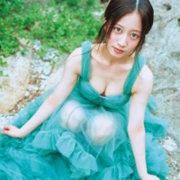 NMB48川上千尋、美谷間チラリのふんわり衣装SHOT披露！初の写真集で大人っぽくセクシーな魅力が全開