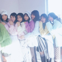 櫻坂46の4期生が仲良くぎゅっと密着！きれい色ニットを着こなしガーリーな魅力が満開