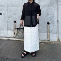 【ユニクロ】大人の「シアーシャツ」コーデ。黒×白でひきしめて上品な肌見せが完成【40代の毎日コーデ】