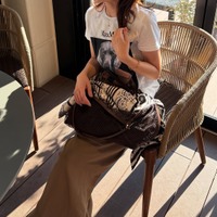 秋のTシャツコーデ。ロゴT×ブラウンスカートで作る大人の余裕スタイル【40代の毎日コーデ】