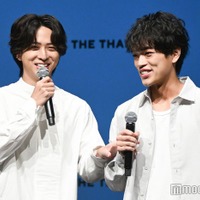 原嘉孝からマイクを遠ざけようとする寺西拓人(C)モデルプレス