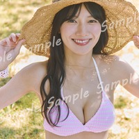 河田陽菜「2nd写真集発売記念⽣配信特典ポスター」撮影／SAKAI DE JUN