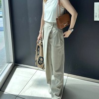 小物使いが洗練見えの秘訣。白ノースリーブ×ベージュワイドパンツでつくるきれいめスタイル【40代の毎日コーデ】