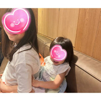 安めぐみ、10歳長女＆1歳次女がくっつくほっこりSHOTに「可愛い」「仲良し姉妹」の声