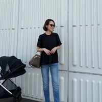 シックな万能スタイル。ブラックブラウスで叶える上品お出かけカジュアル【40代の毎日コーデ】