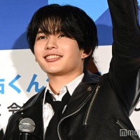 小さい頃からテレビで観ていた阿部寛を助手席に乗せて緊張してしまった長尾謙杜（C）モデルプレス