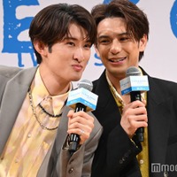 質問を忘れた向井康二に耳打ちで教える森崎ウィン（C）モデルプレス