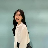 鈴木愛理、主演ドラマ『推し上司』ニコニコ笑顔のオフSHOTに「最高！」「かわいすぎる」の声