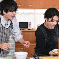白洲迅&松島聡、即興でオムライス作り(C)モデルプレス