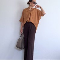 サラッと快適なのに秋らしい。今の季節に万能な【ユニクロ】ストレートパンツ【40代の毎日コーデ】