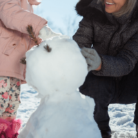 里帰り出産中の私…雪国で娘が祖母と遊ぶと→まさかの“雪だるま”に「ほっこり」